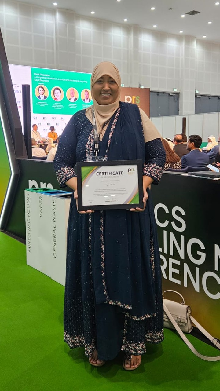 Hajira Khalid receiving a Certificate of Appreciation at the PRS recycling conference