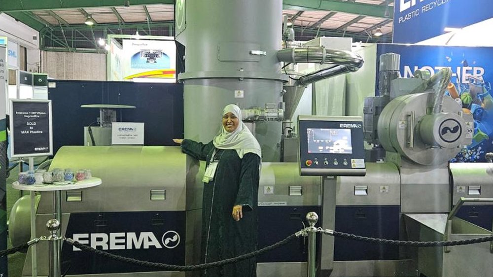 MAK Plastics CEO with the new EREMA RegrindPro machine